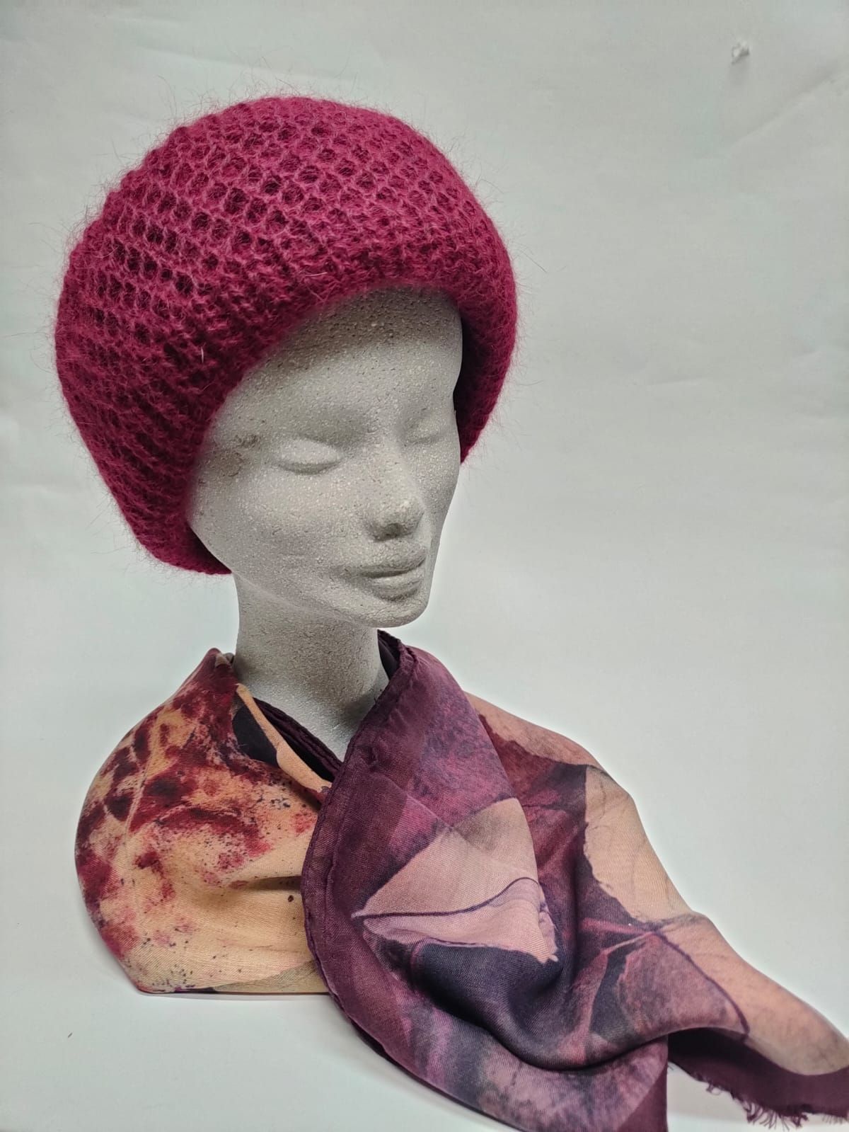 manichino con cappello donna bordeaux
