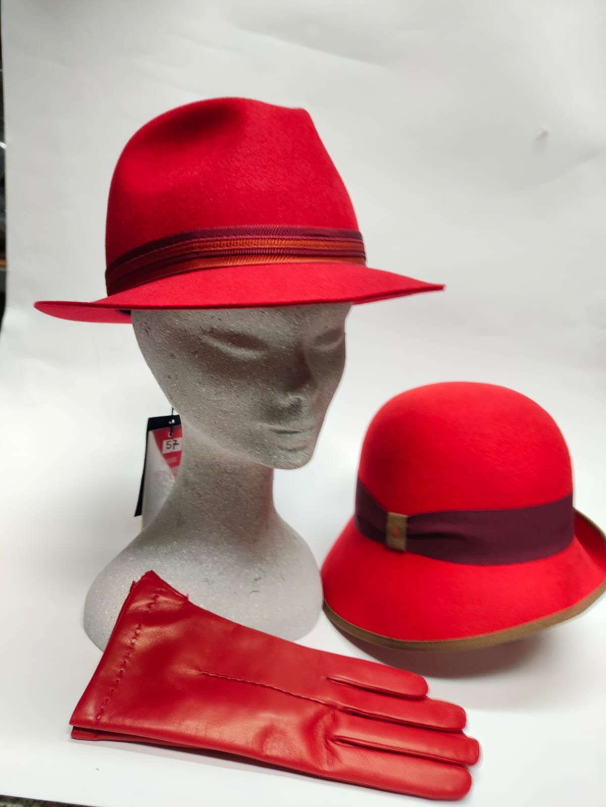 manichino con cappello donna rosso