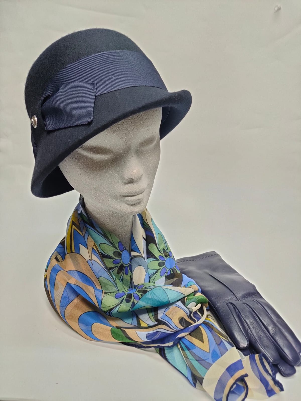 manichino con cappello donna blu