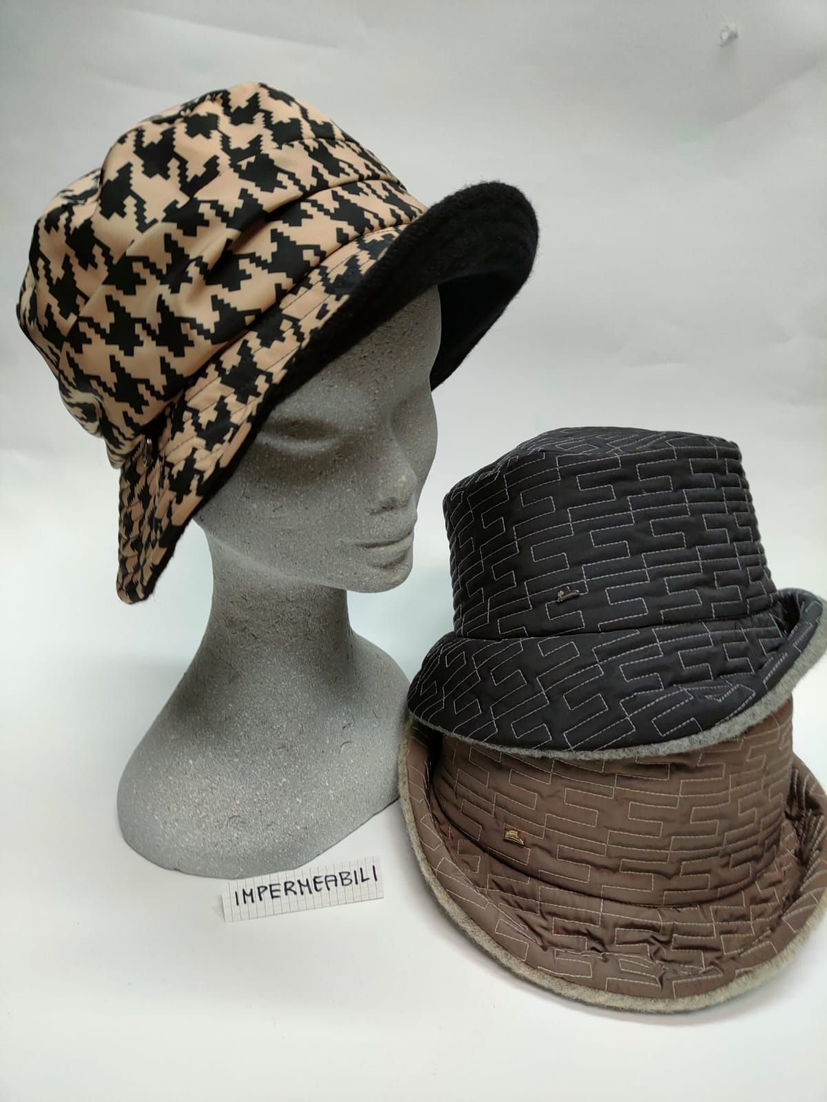 manichino con cappello donna a fantasia beige e nero