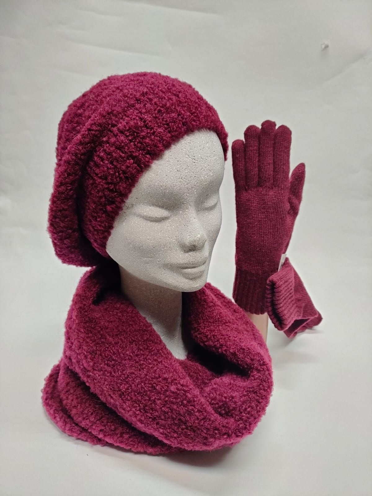 manichino con cappello invernale donna bordeaux