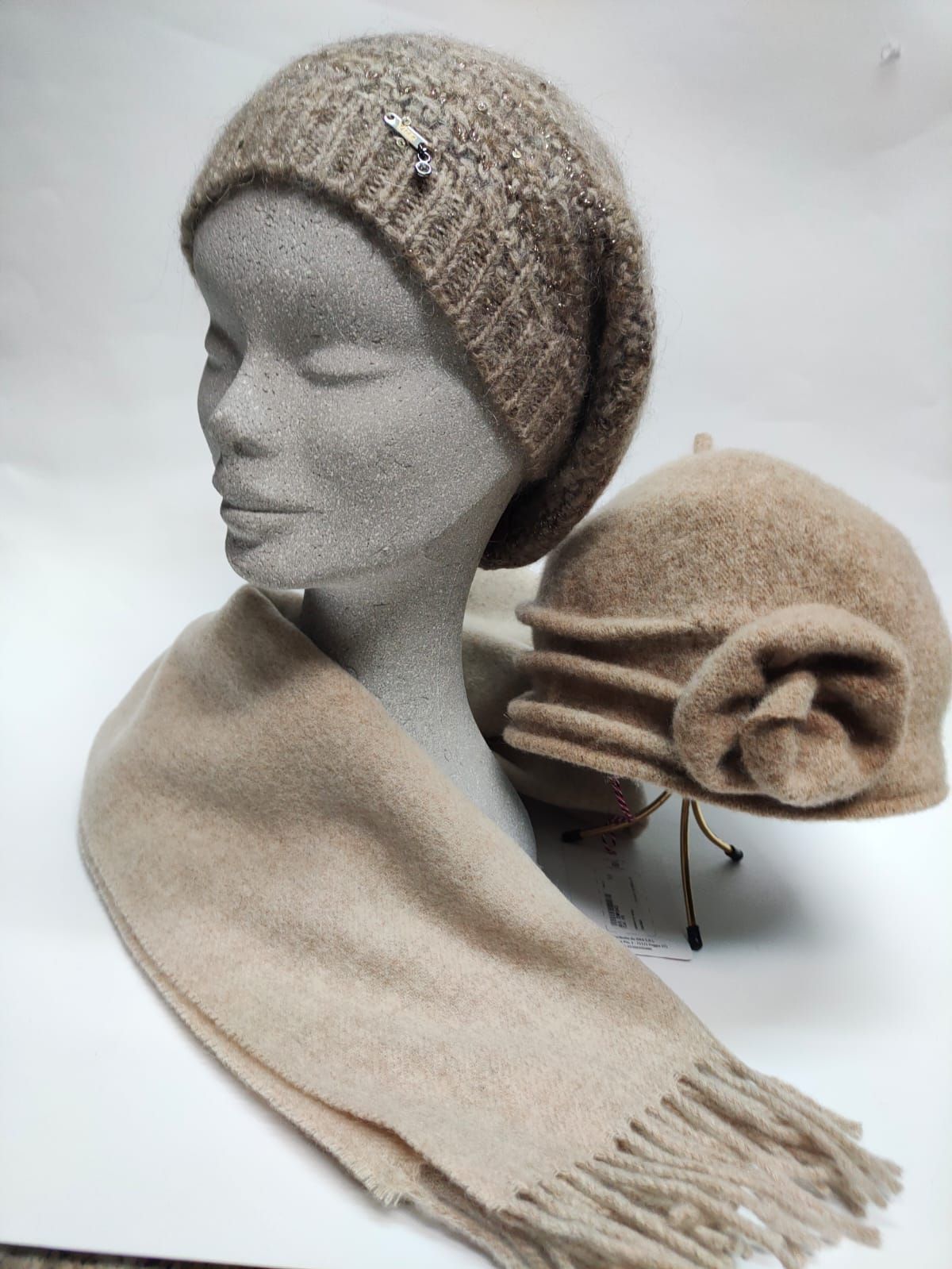 manichino con cappello invernale donna marrone