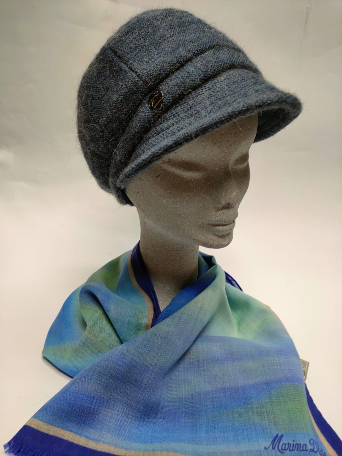 manichino con cappello donna grigio scuro
