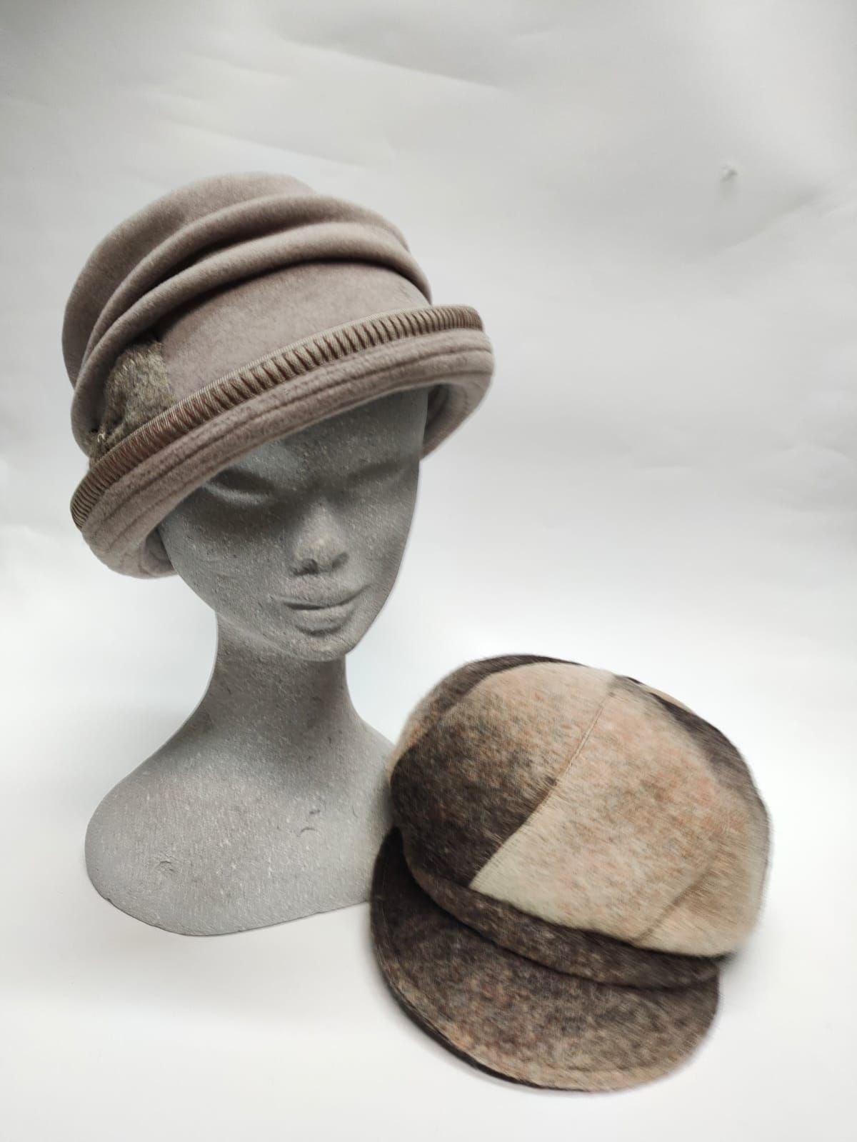 manichino con cappello donna
