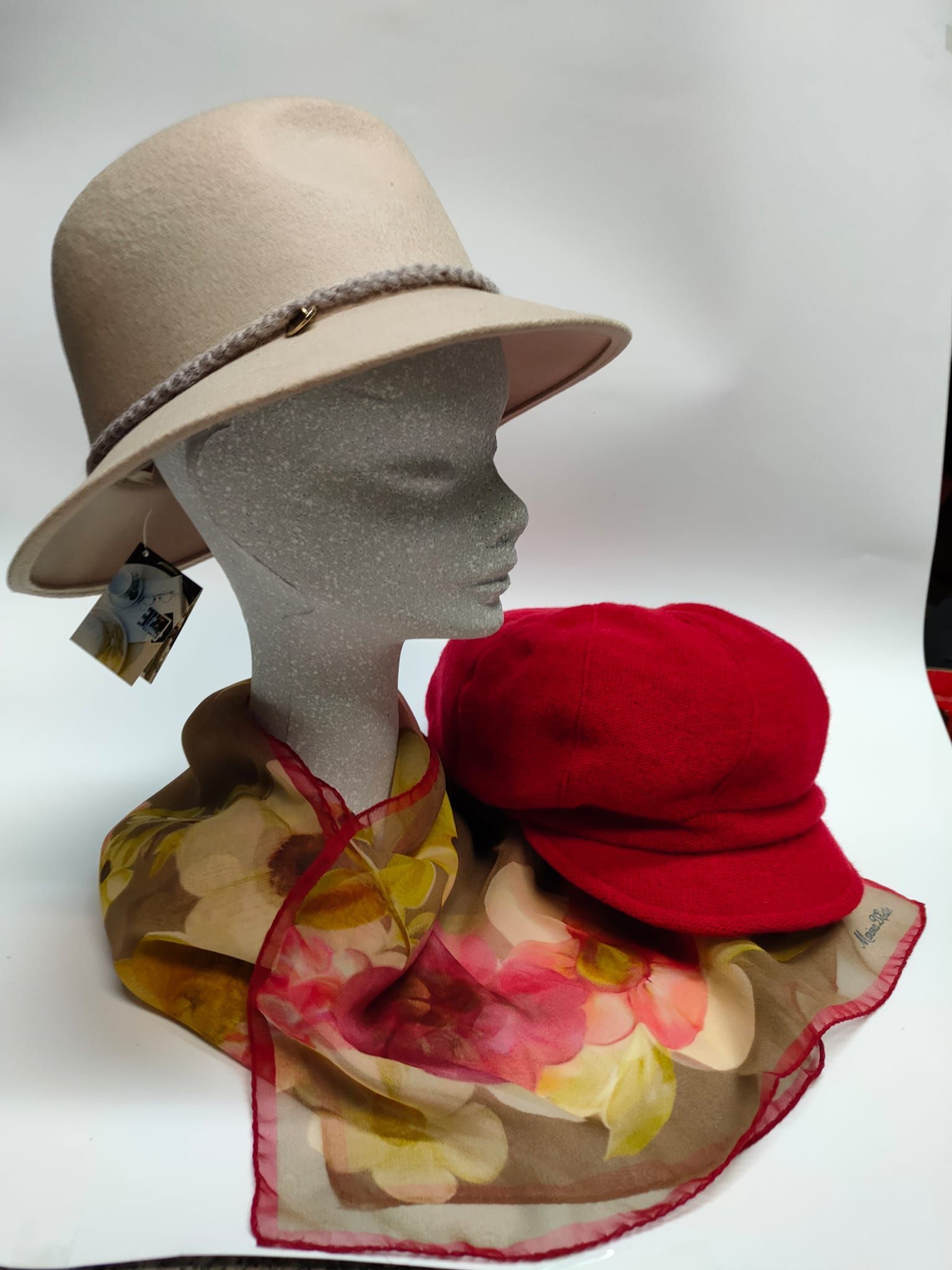 manichino con cappello donna