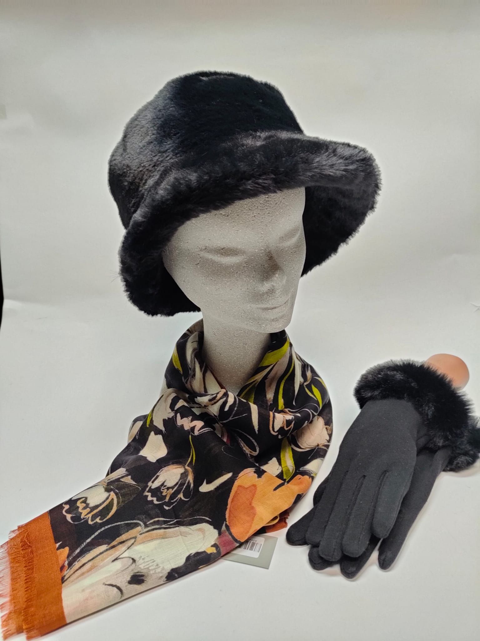 manichino con cappello donna