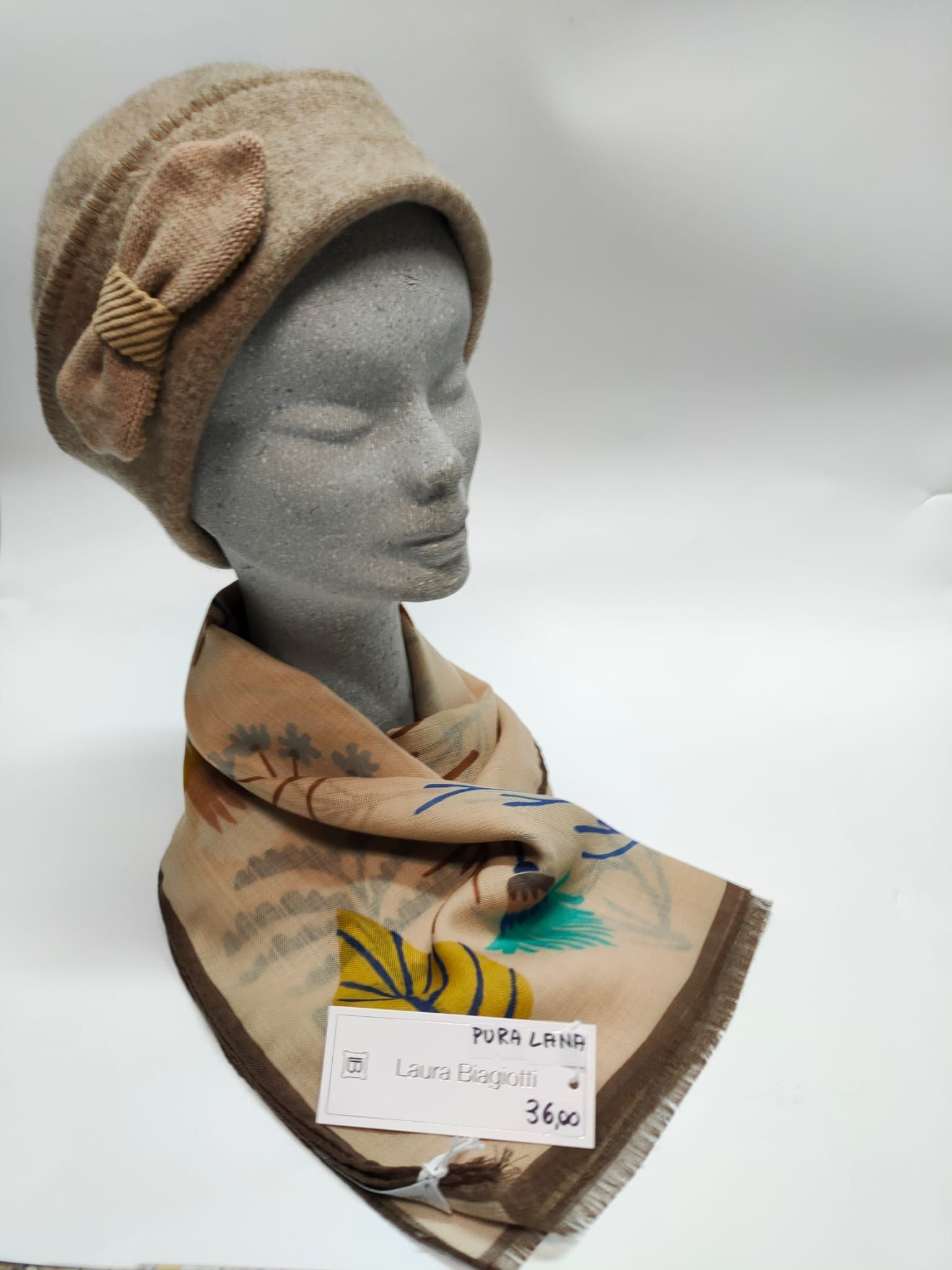 manichino con cappello donna