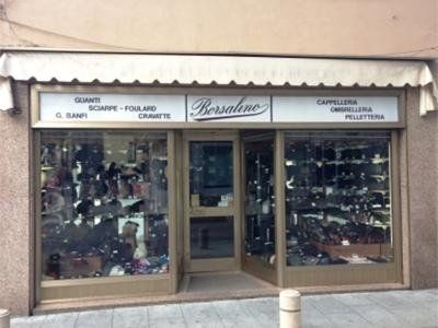 Vetrina della Cappelleria Banfi a Rho, Milano
