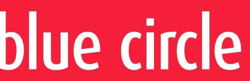 De tekst van het Blue Circle-logo is in blauw en wit weergegeven op een rode achtergrond.