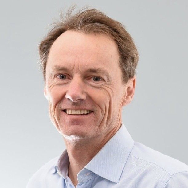 Mit über 20 Jahren Erfahrung in der digitalen Produktentwicklung verbindet Robert Trauner Software-Expertise mit den regulatorischen Vorgaben des österreichischen Energiemarkts (EAG/ElWG). Mit Autonoma Energy bietet er Unternehmen und Gemeinden in Österreich eine automatisierte Plattformlösung: Von der EDA-Messdatenanbindung (15-Minuten-Lastgänge) bis zur gesetzeskonformen Abrechnung übernimmt die Software die gesamte energiewirtschaftliche Administration. Das Ergebnis für Betriebe und Kommunen: planbare Energiekosten, optimierter Eigenverbrauch und verlässlicher Betrieb ohne bürokratischen Mehraufwand.