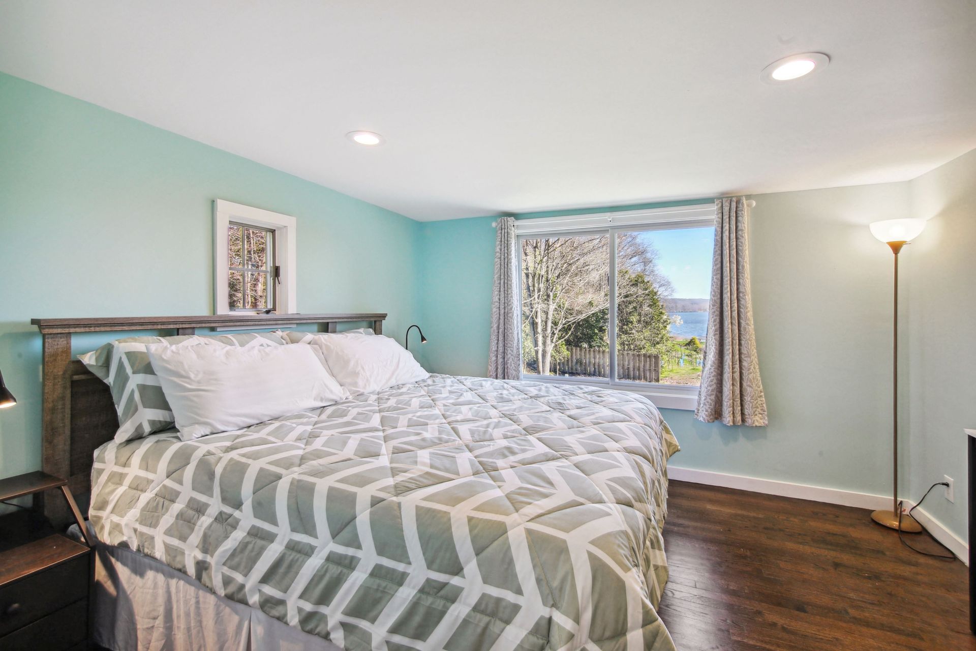 Lakeview Suite King Bed