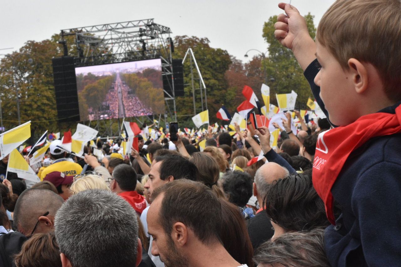 Les pèlerins à Paris pour la messe du pape