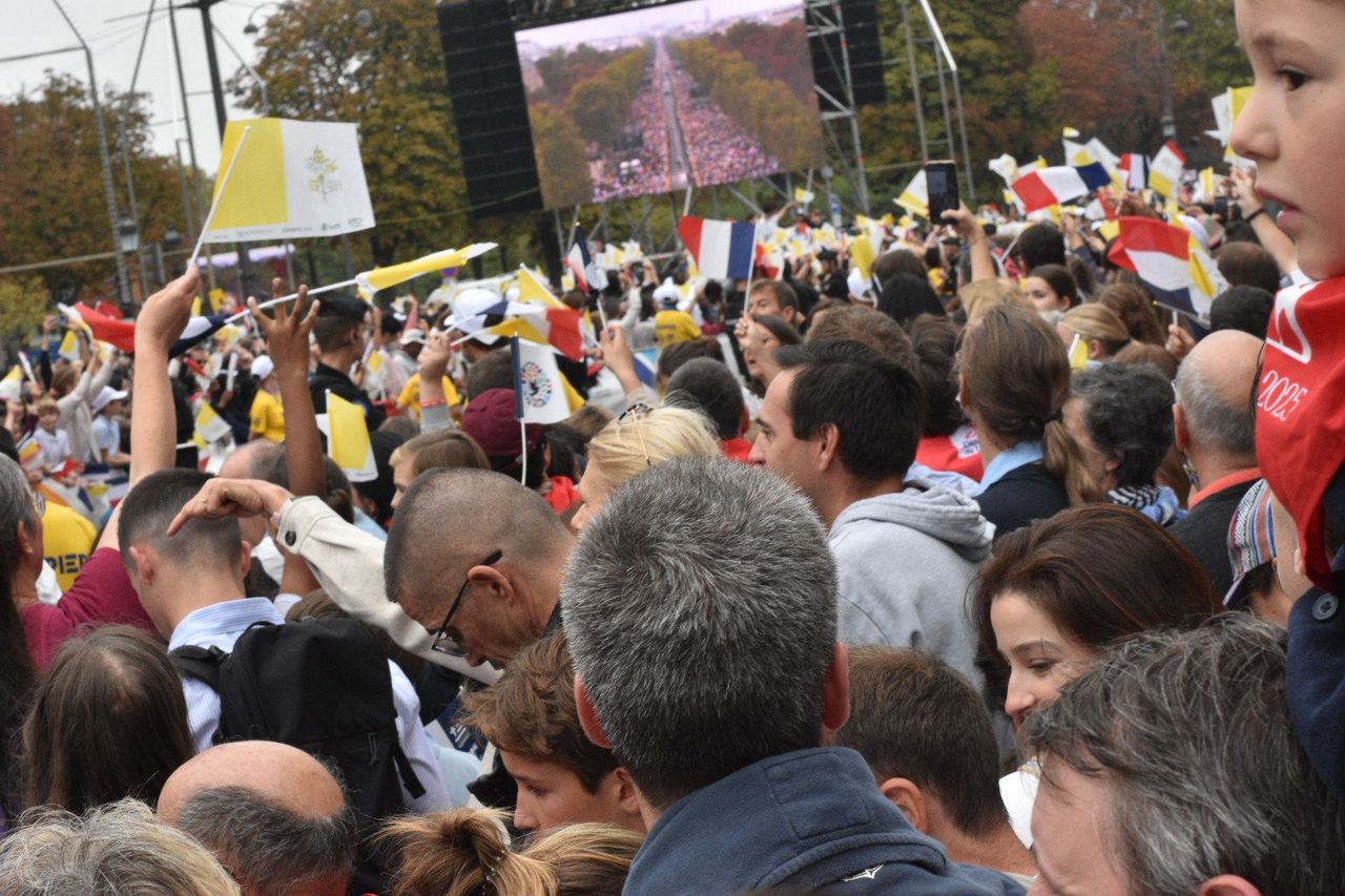 La foule des pèlerins à Paris pour la messe du pape