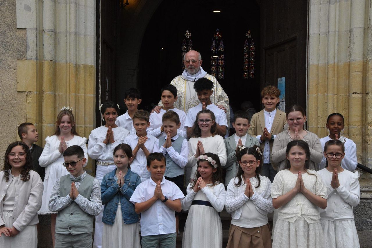 Les enfants de la première des communions devant l'église