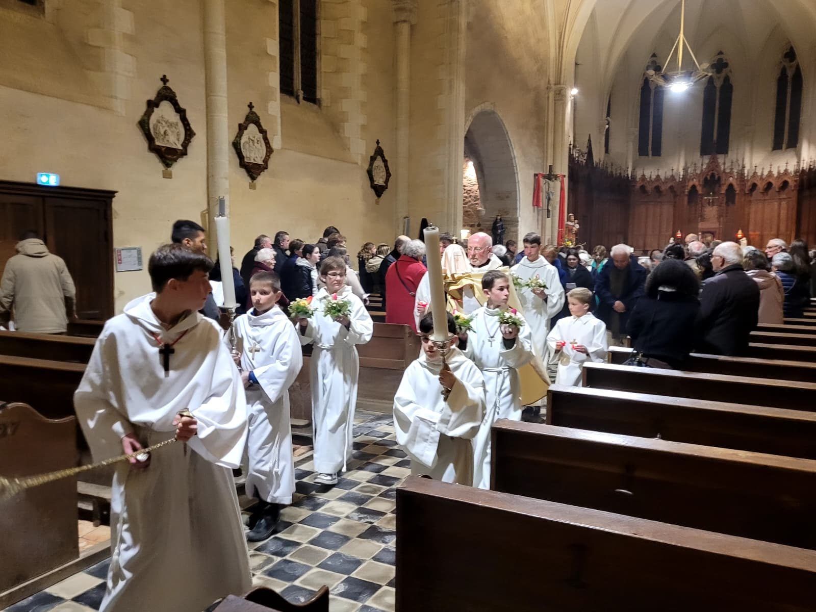 Procession dans l'église de Meslay-du-Maine