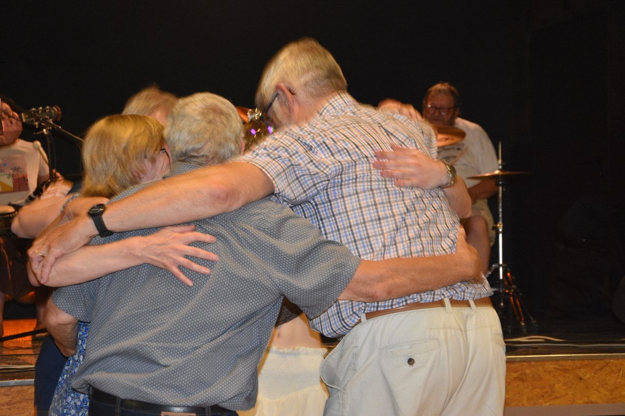 Une accolade fraternelle lors de la fête de la Saint-Jean