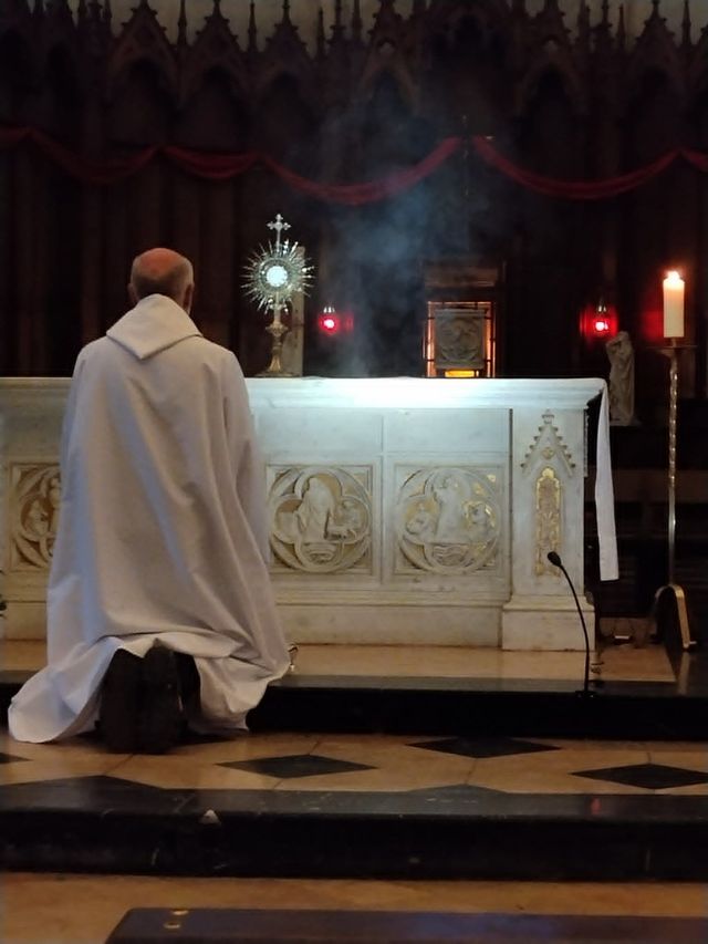 Le Père Gérard en adoration