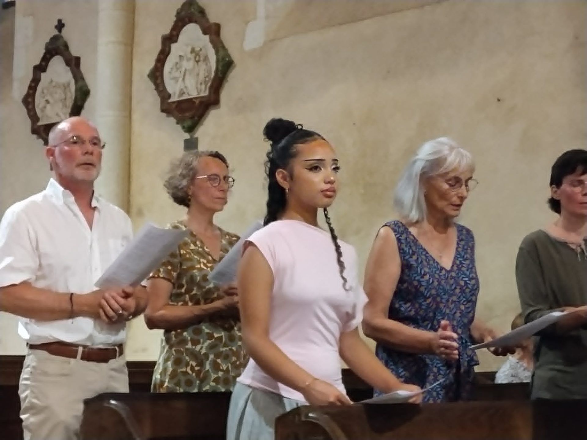 Paroissiens chantant lors d'une soirée de louange