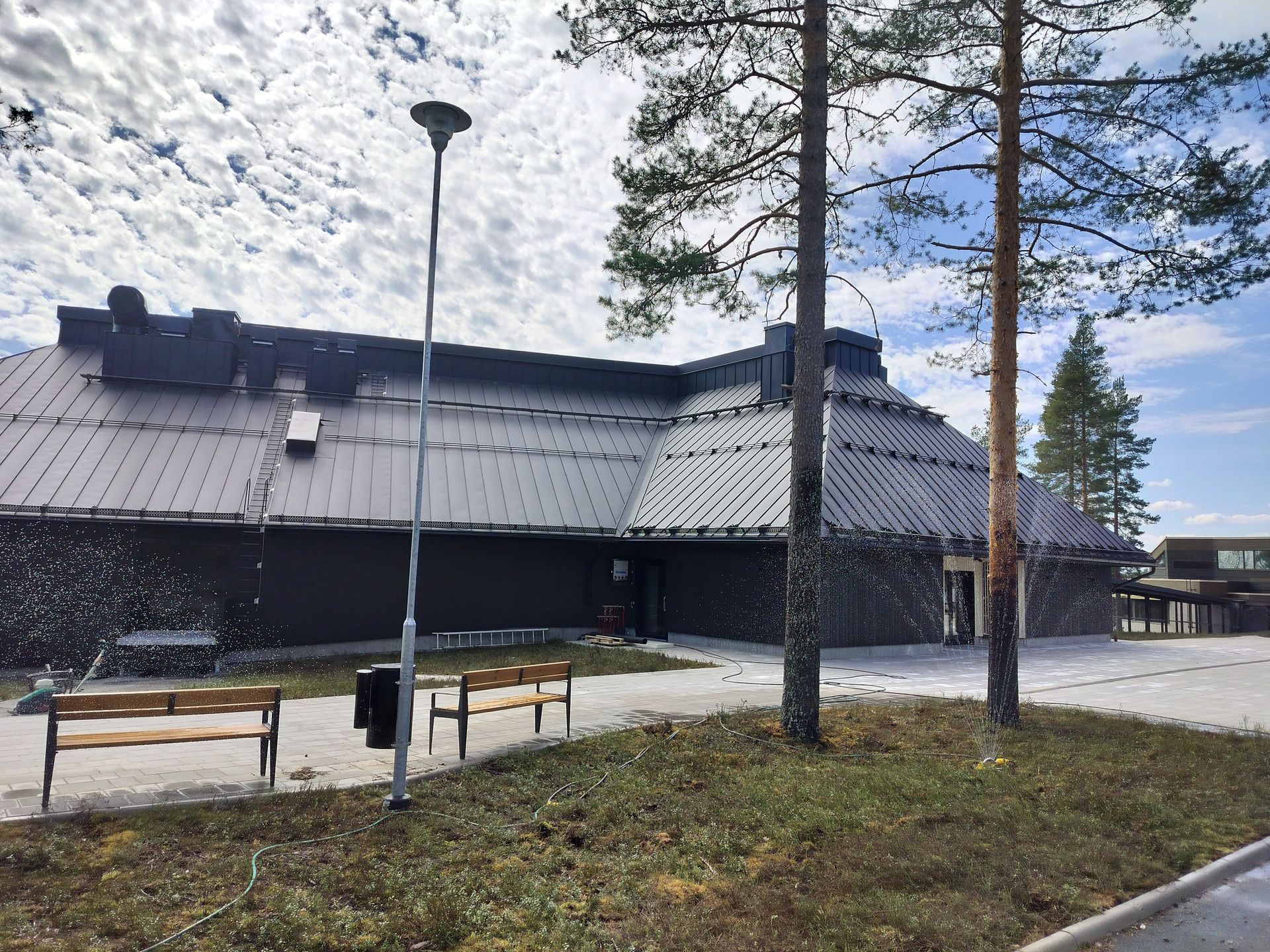 kuntan kastelua asennuksen jälkeen