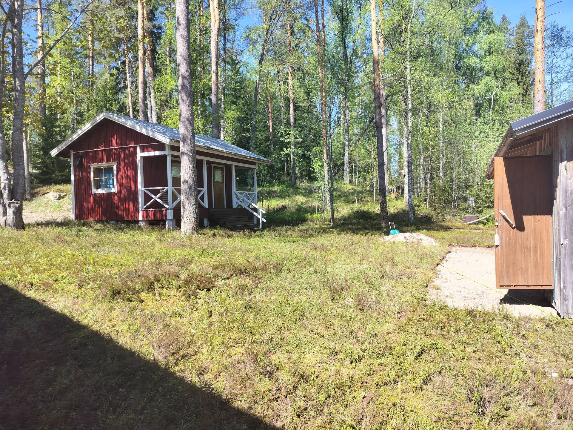 mökkipiha johon on asennettu kunttaa