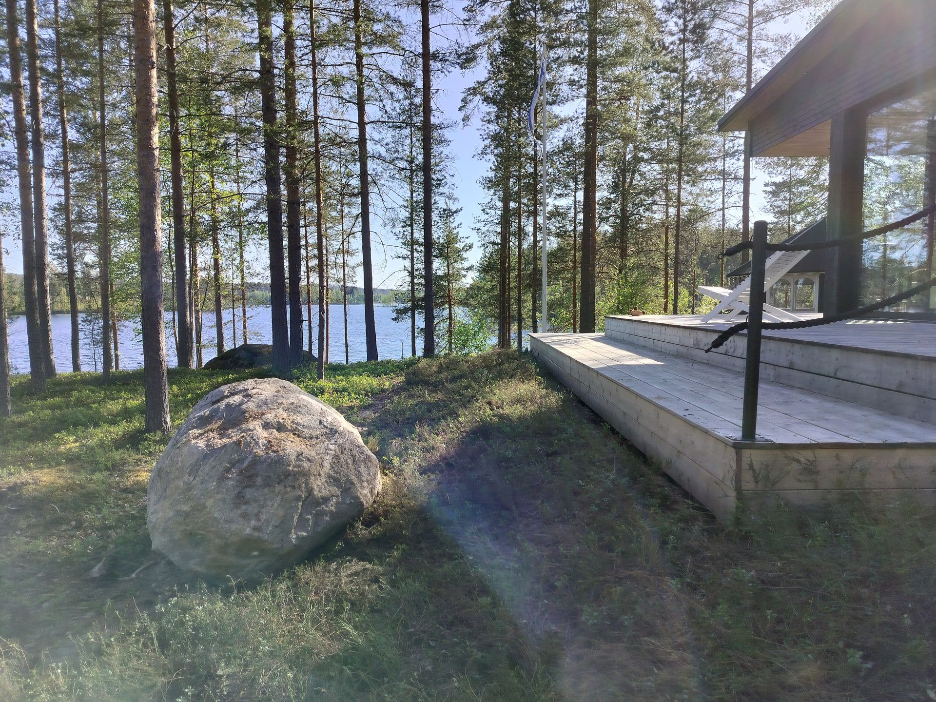 Kunttapiha mäen päällä kauniissa mäntymetsässä järvi maisemin