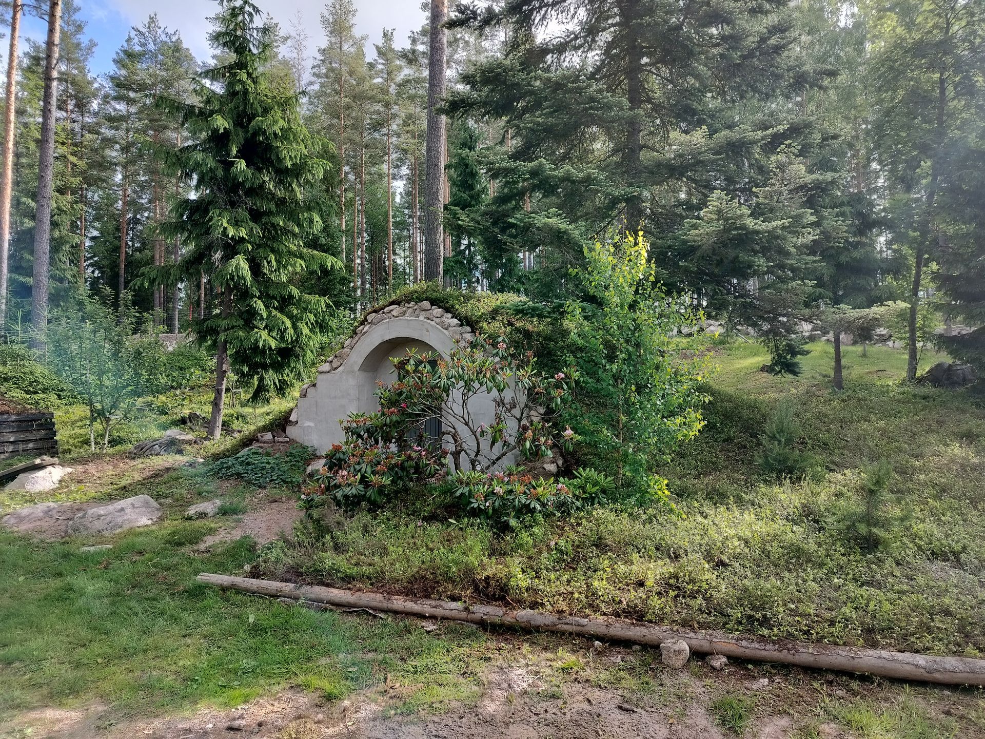 maakellari päällystettynä kuntalla