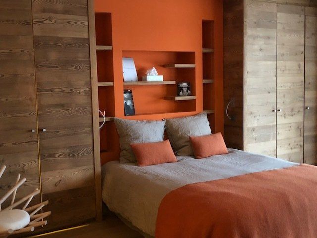 Salon de chalet décoré avec chambre d'amis