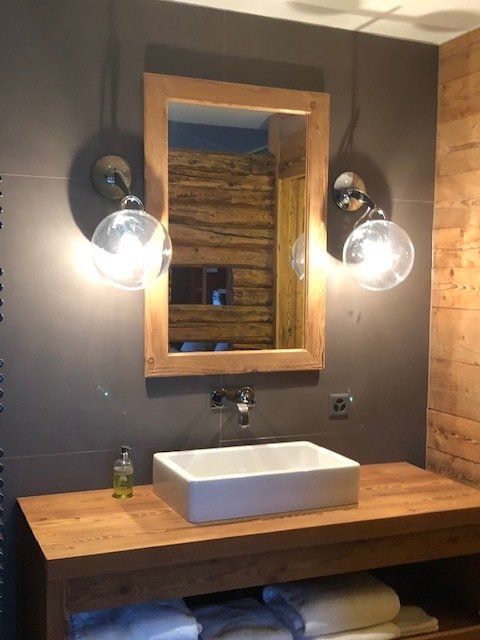Salon de chalet décoré avec miroir