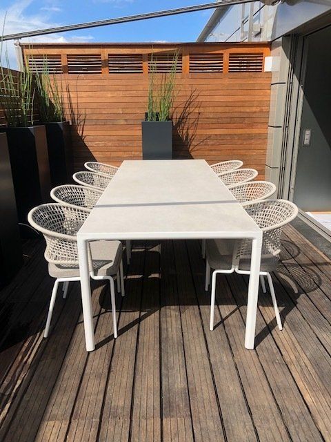 terrasse aménagée avec table ars vivendi genève