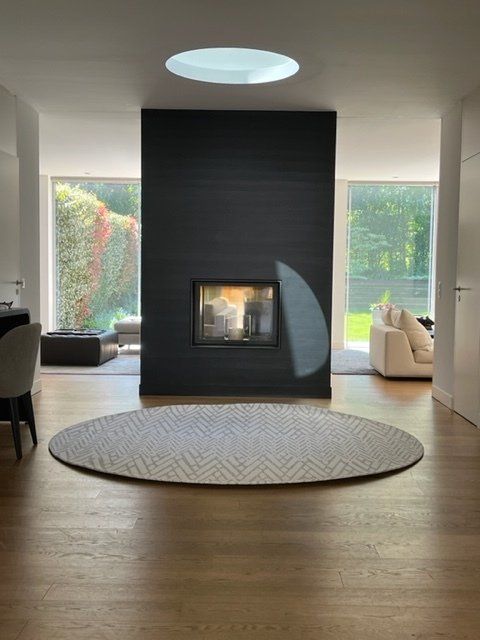 Réalisation de salon à Vandoeuvres avec foyer et tapis rond