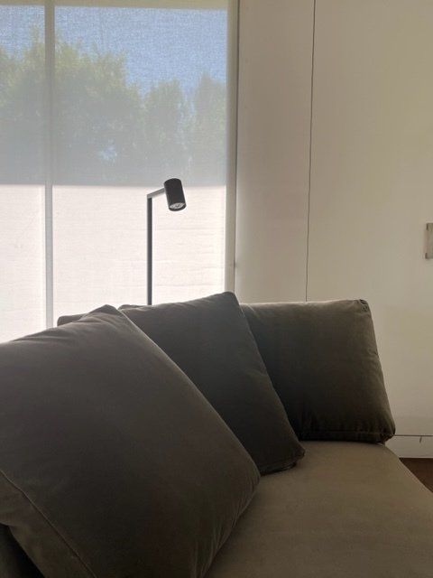 Réalisation de salon à Vandoeuvres avec lampe de canapé