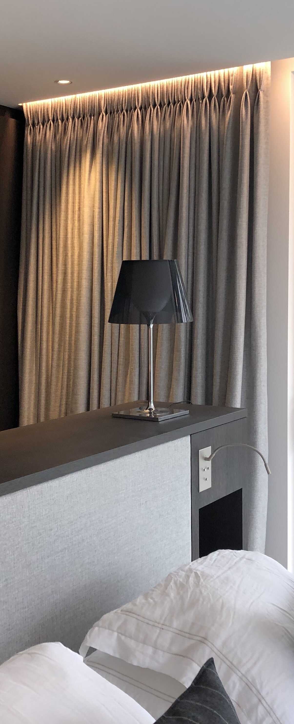 Rideaux taupe dans salon de lxue