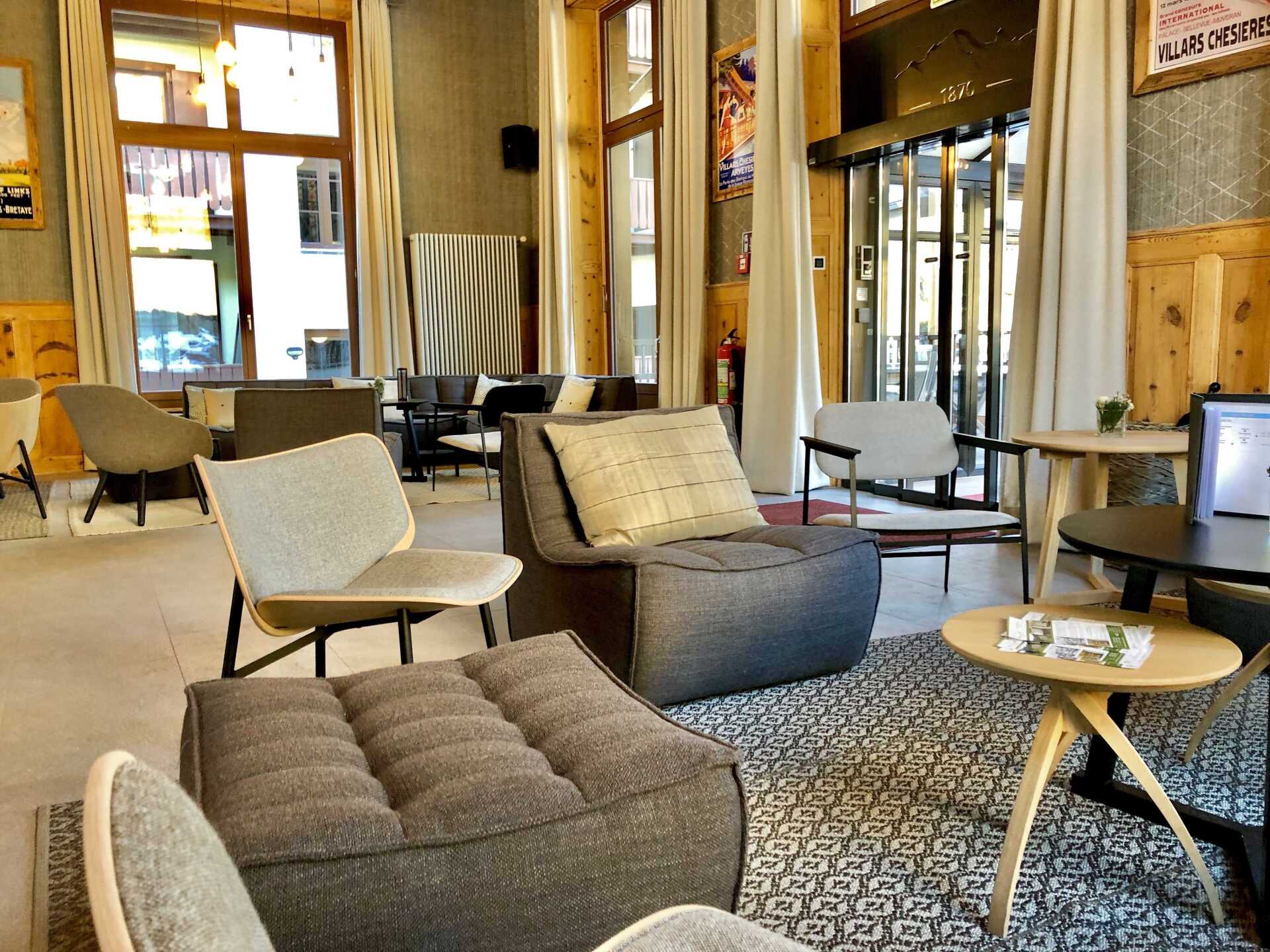 Zone de repos villars hôtel vue d'ensemble du lobby et salon commun