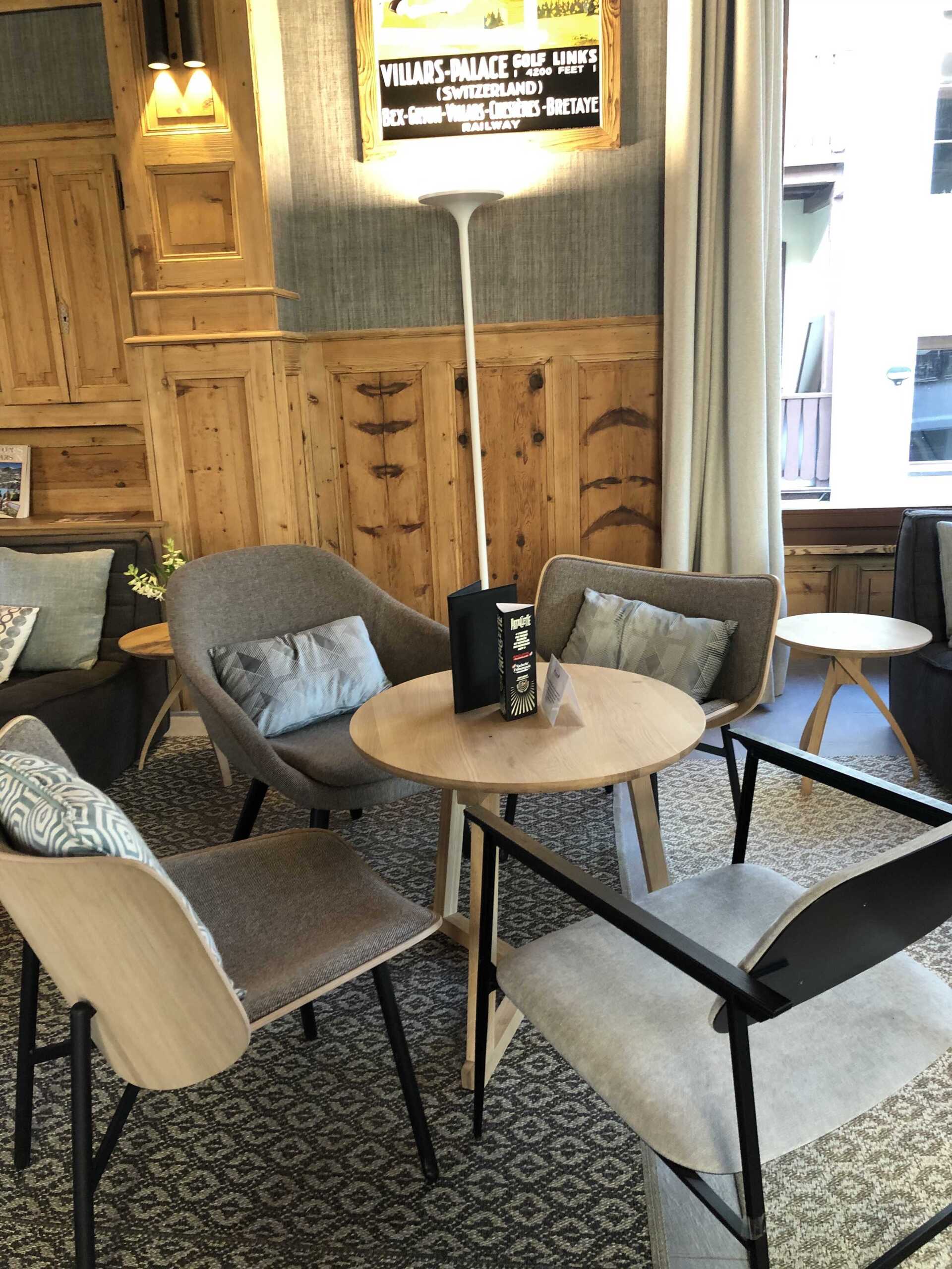 décoration de lobby d'hôtel ars vivendi avec tables et chaises