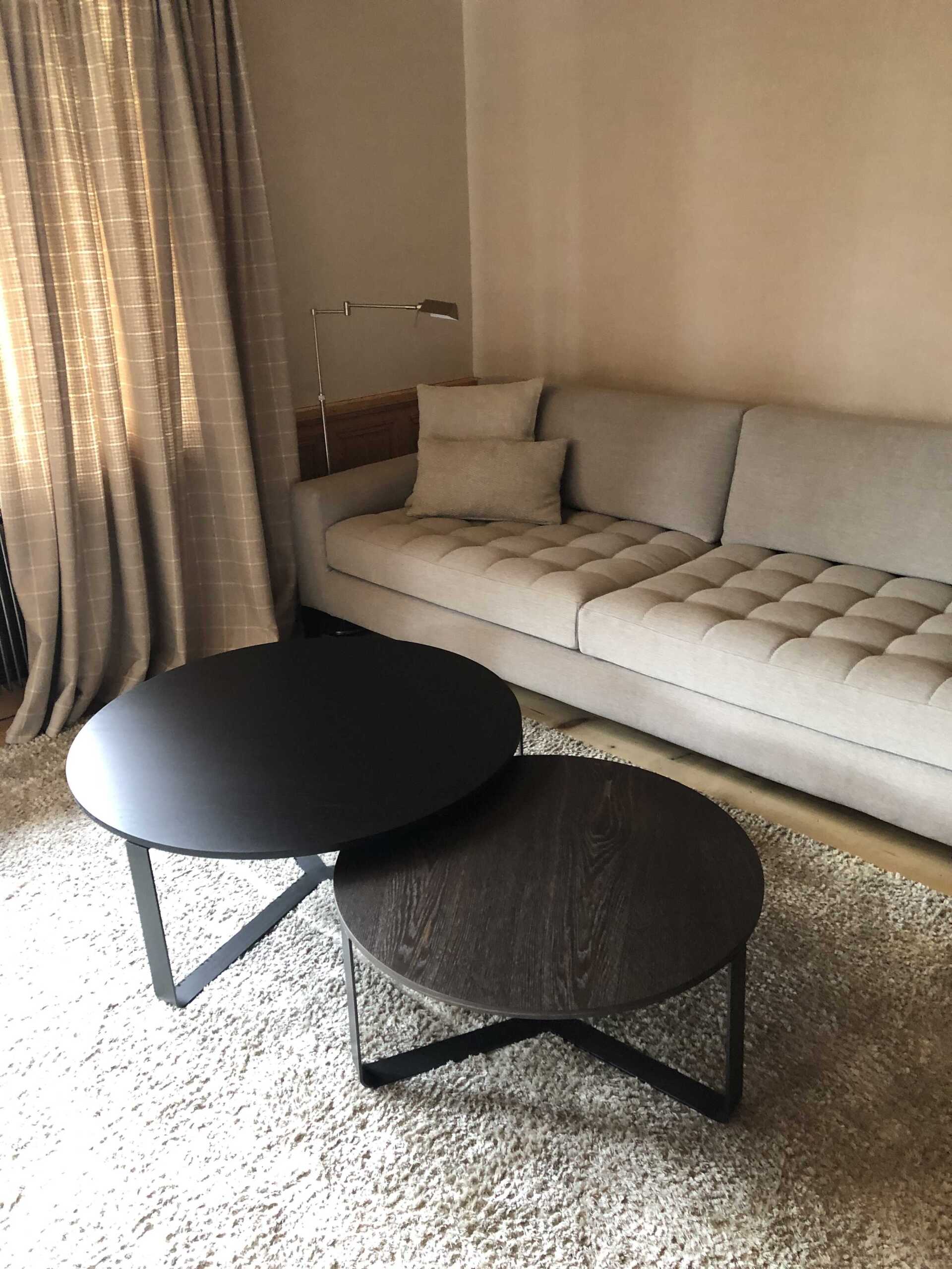 Projet d'architecture d'intérieur de chalet mobilier moderne avec tables basses