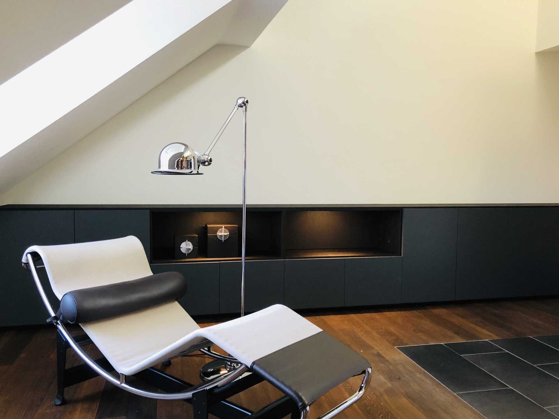 Aménagement de salon avec chaise basculante