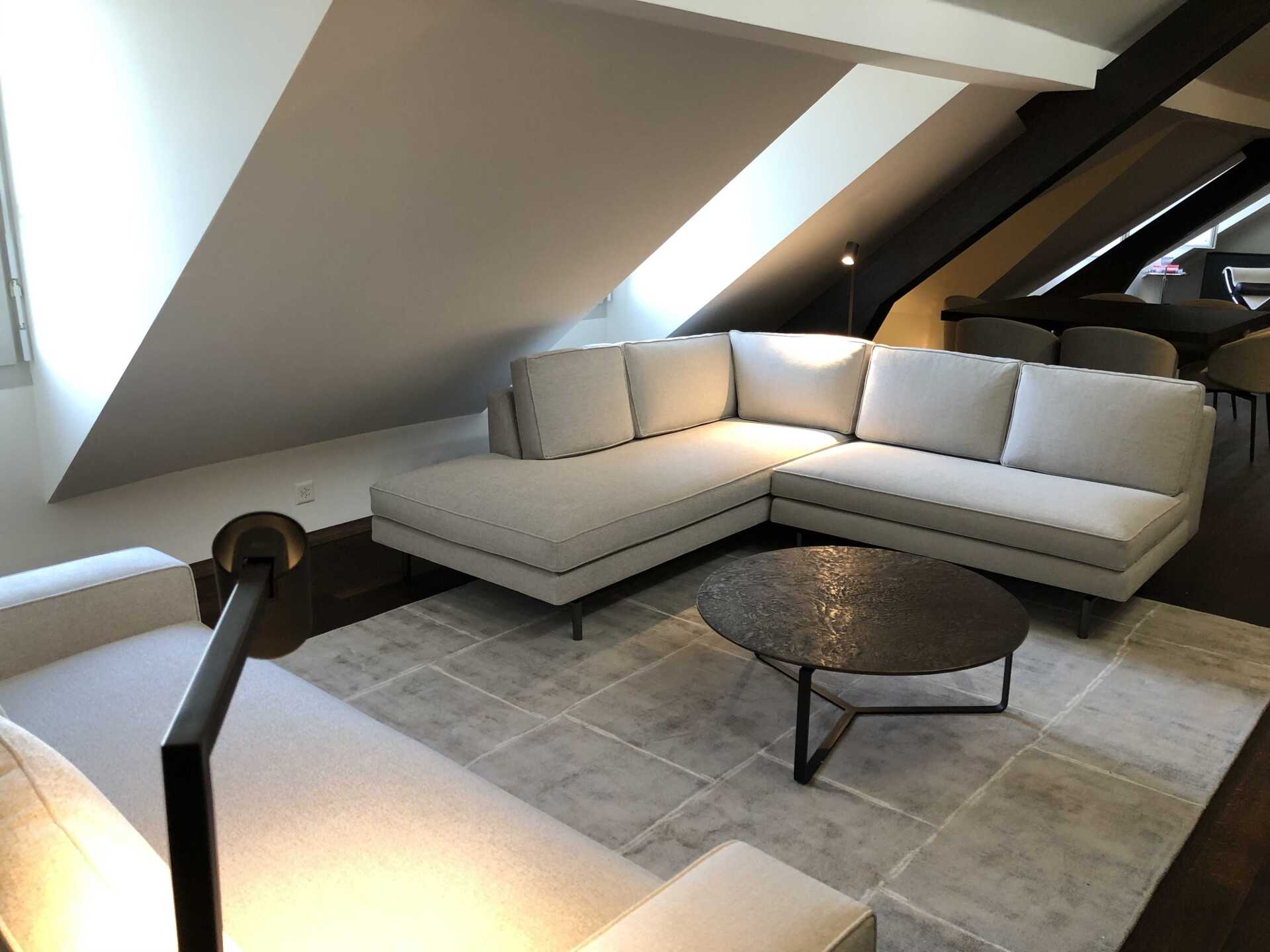 Aménagement de salon sous les combles avec canapé d'angle
