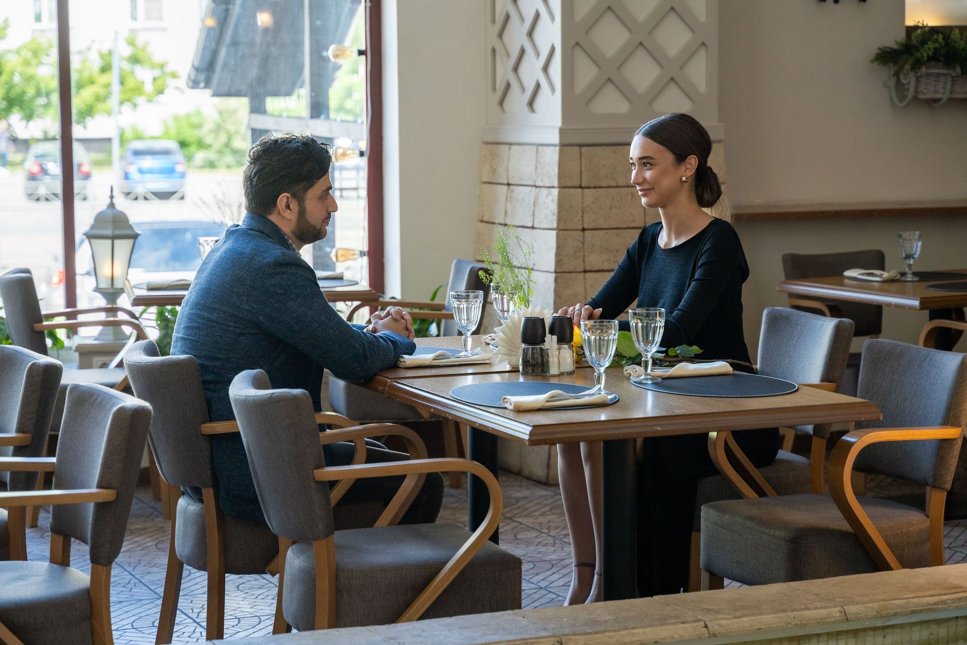 Professionals in a warm conversation, in personalized experience of executive matchmaking