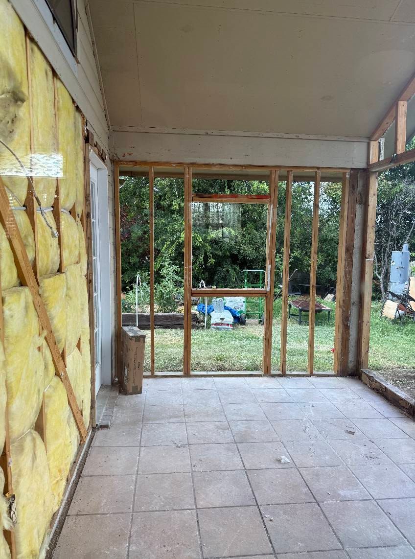 A room with a lot of windows and a lot of insulation on the walls.