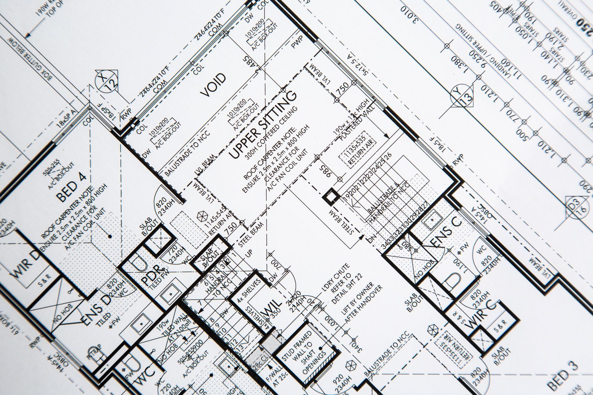 A black and white drawing of a house shows the floor plan