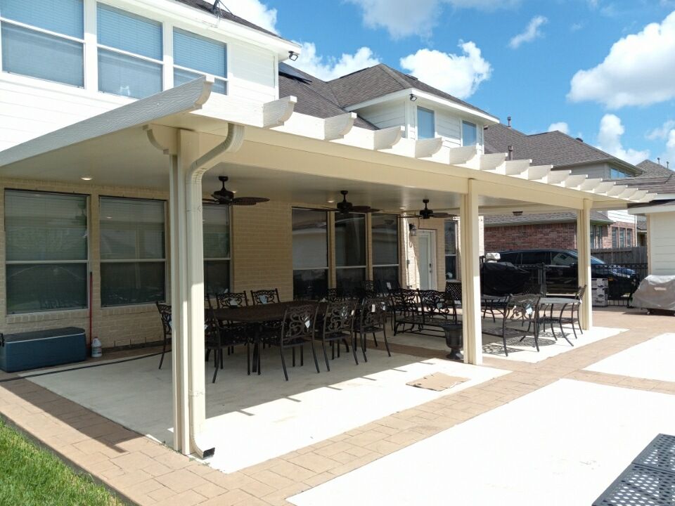A covered patio in Conroe with insulated roof panels for superior temperature control and weather protection.