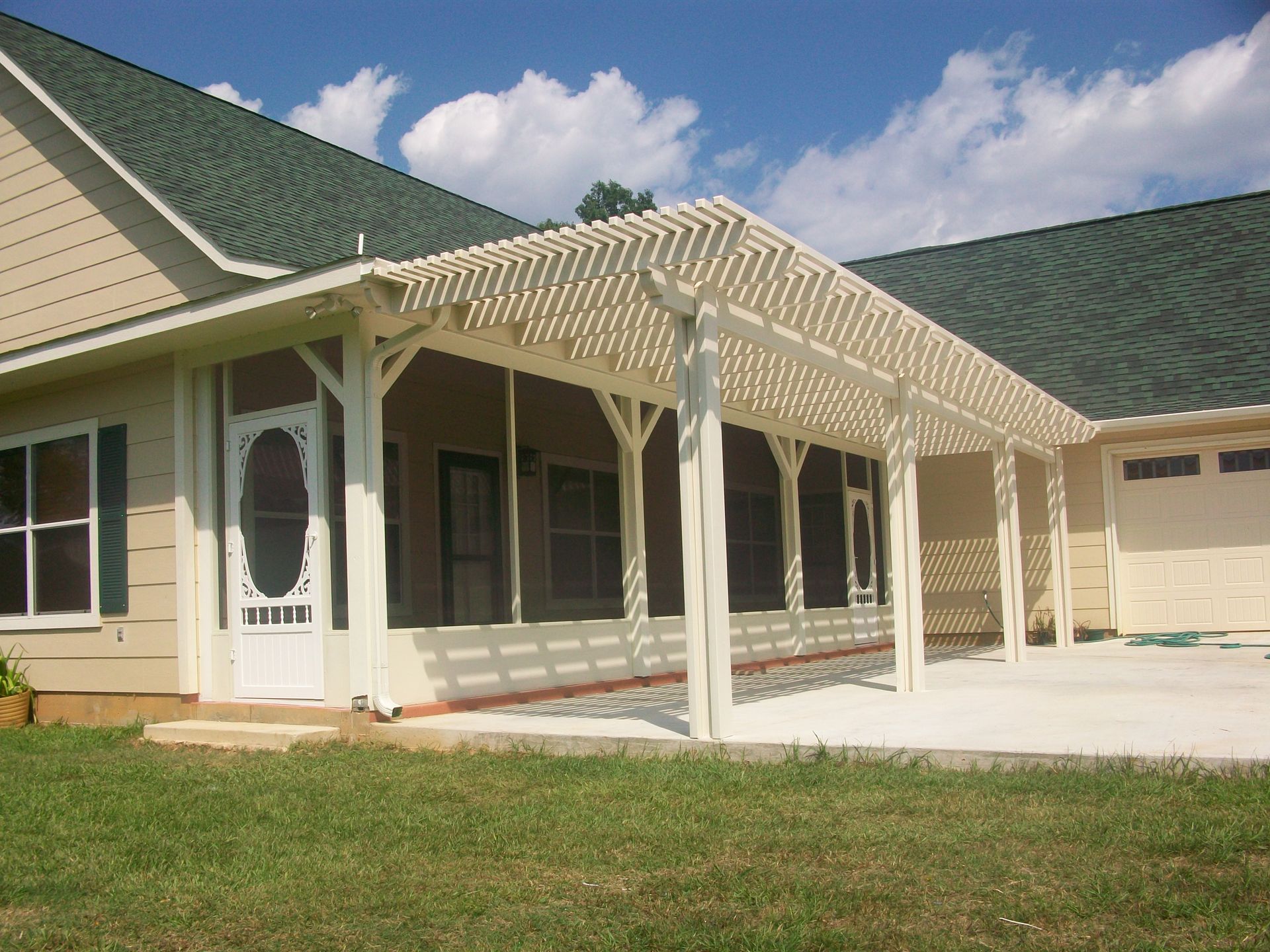 Screened porch in Conroe, TX with ceiling fan and patio furniture