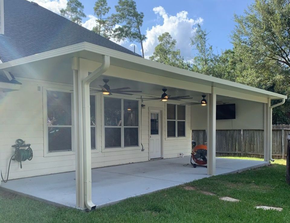 Cinco Ranch TX patio cover with bronze aluminum frame and privacy wall
