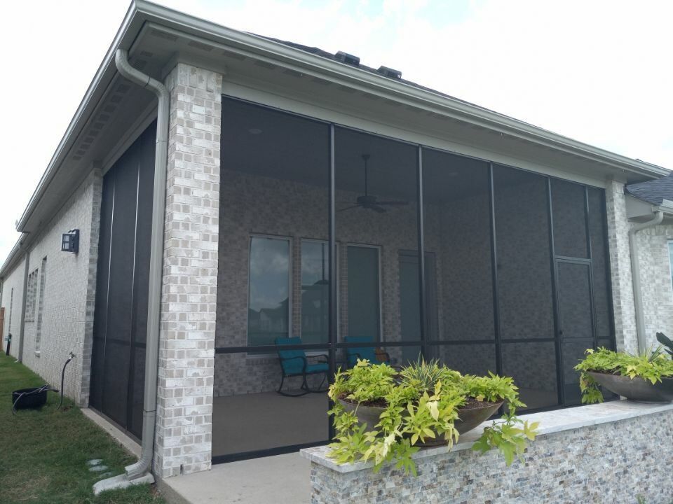 Atascocita TX screen room with ambient lighting and enclosed mesh for relaxed evening gatherings.