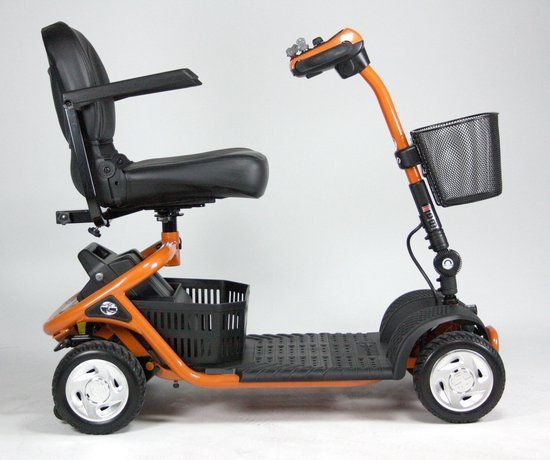 Een oranje scootmobiel met een mandje aan de voorkant