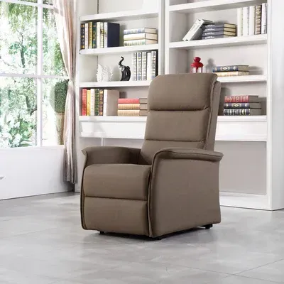 Een bruine relaxfauteuil staat voor een boekenplank in een woonkamer