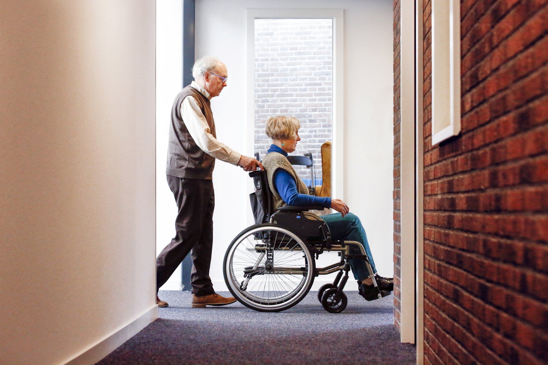 Man met een vrouw in een rolstoel