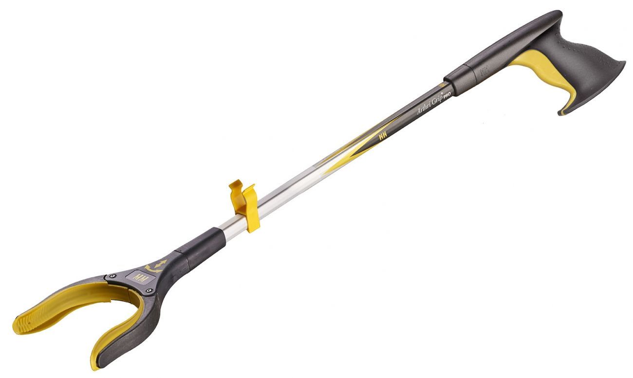 Een geel-zwarte klauwplukker met een lange steel op een witte achtergrond.
