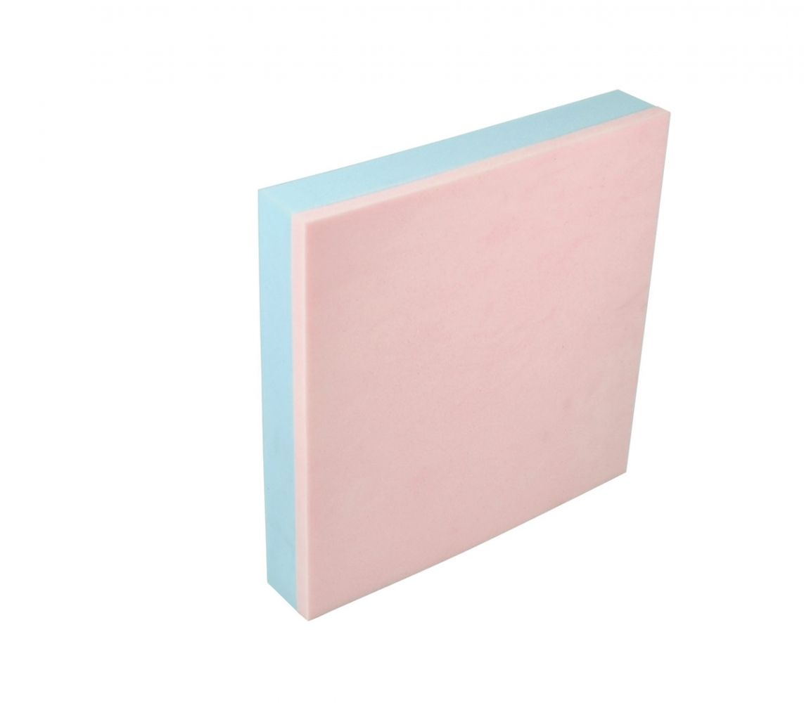 Een roze en blauw schuimblok op een witte achtergrond.