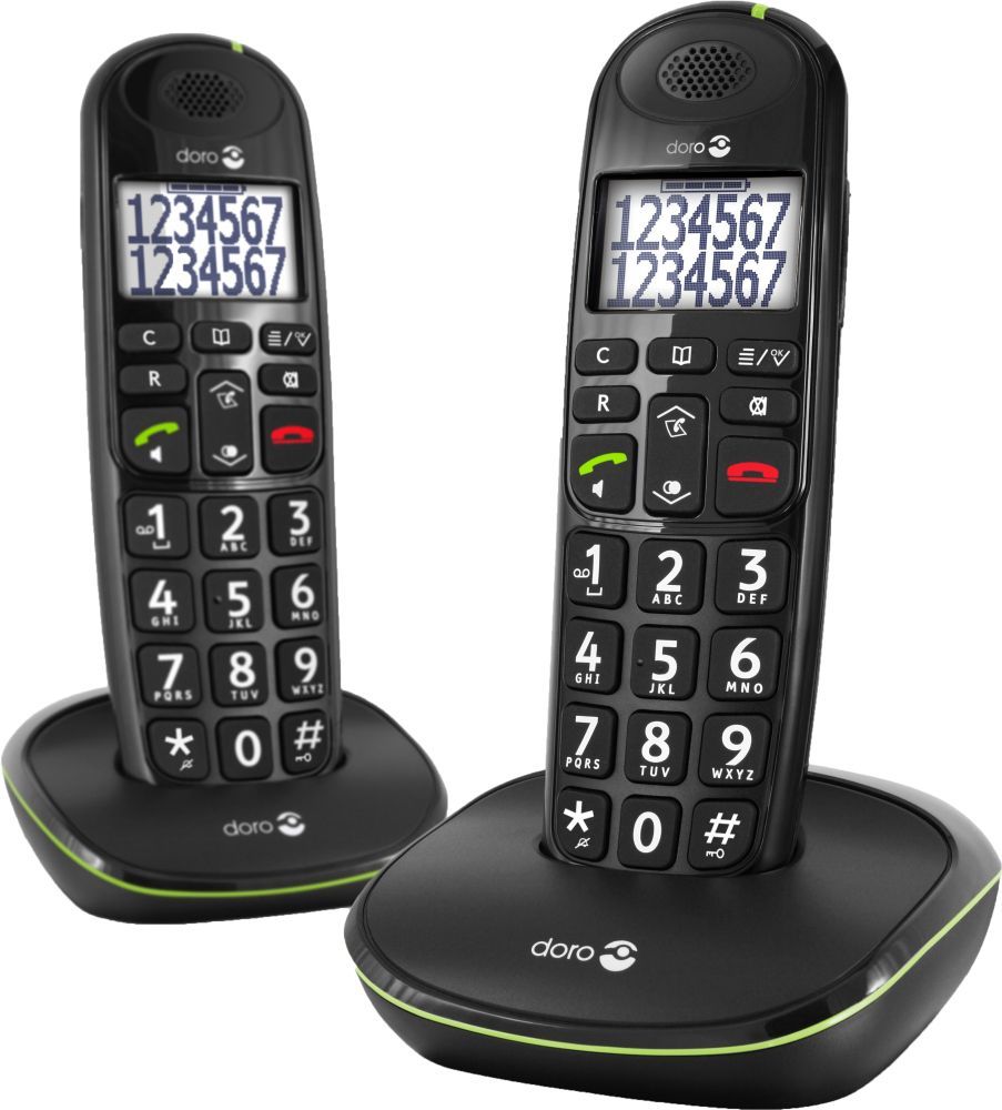 Twee zwarte draadloze telefoons met grote knoppen liggen naast elkaar op een witte achtergrond.